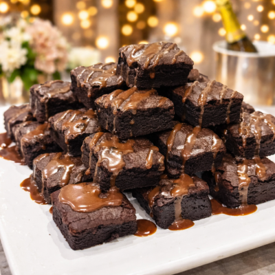 Brownies de chocolate com calda de caramelo numa placa branca
