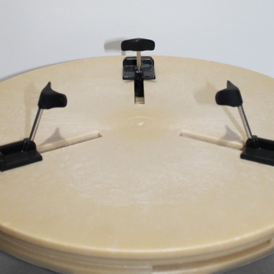 Suporte circular para prato de bateria bege com braços ajustáveis pretos