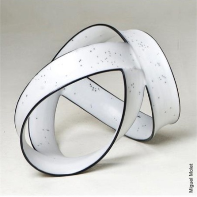 Escultura branca com manchas pretas em formato torcido e entrelaçado