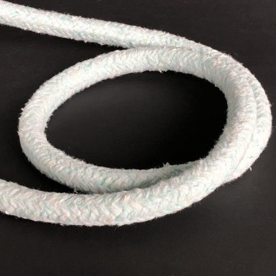 Corda branca trançada com detalhes azuis sobre superfície preta