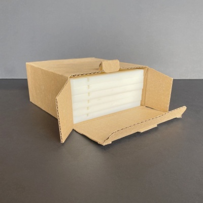 Caixa de cartão castanho aberta com espuma branca dentro