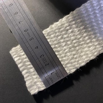 Régua metálica sobre tecido branco de textura grossa