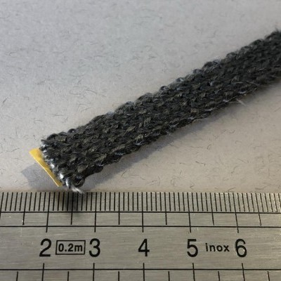 Fita preta texturizada sobre régua metálica com marcações em mm