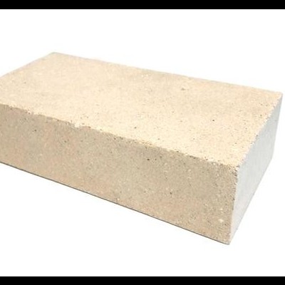 Ladrilho retangular bege claro com textura rugosa sobre fundo branco