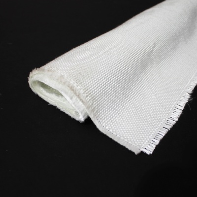 Tecido branco enrolado com textura em fundo preto