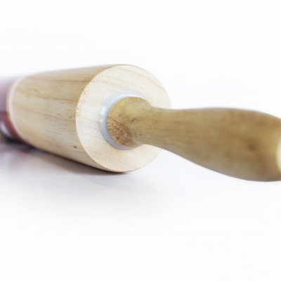 Rolo de massa em madeira clara com cabo pomposo