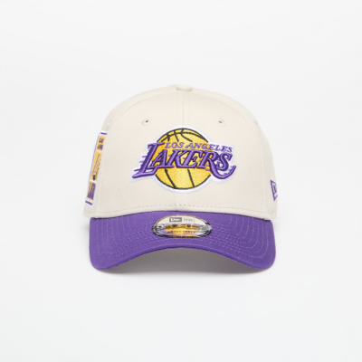Boné curvo bege e violeta ajustável 9FORTY Contrast Patch da Los Angeles Lakers NBA da New Era