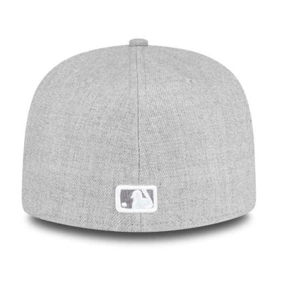 Boné cinza claro visto de trás com logotipo branco e azul
