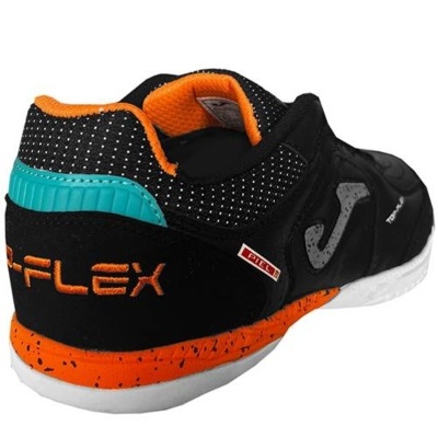 Ténis desportivo preto e laranja com escrita FLEX no calcanhar