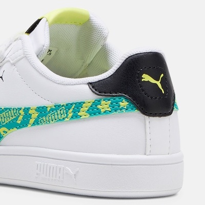 Ténis brancos Puma com detalhes em preto, amarelo e padrão azul e amarelo com estrelas