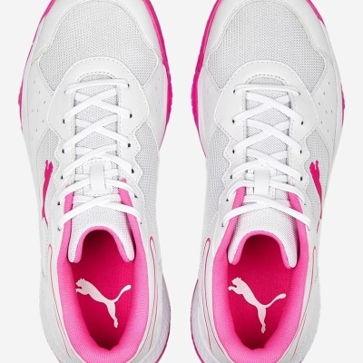 Sapatilhas brancas com interior rosa e logo branco, vistas de cima.