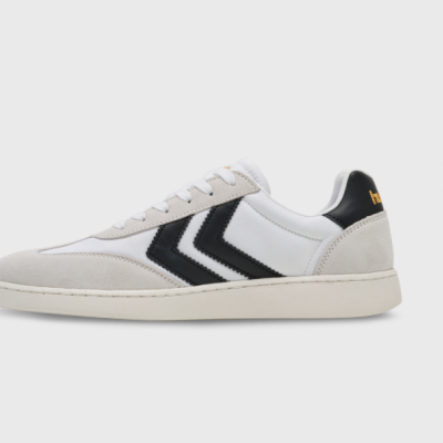 Tênis branco com detalhes pretos e sola creme