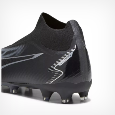Chuteira de futebol preta com cano alto e sola com travas