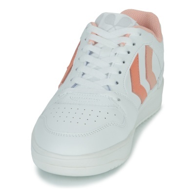 Ténis desportivo branco com detalhes cor de rosa e cadarços brancos