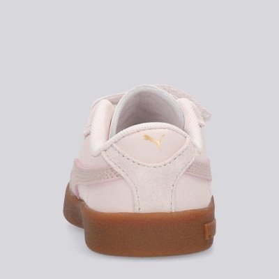 Tênis cor de rosa claro com sola castanha vista de trás