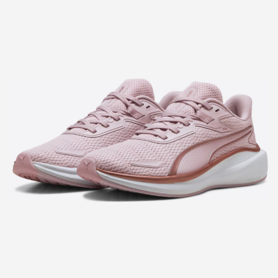 Sapatilhas desportivas cor de rosa com sola branca e detalhes em salmão