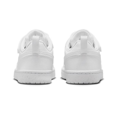 Par de sapatilhas brancas vista de trás