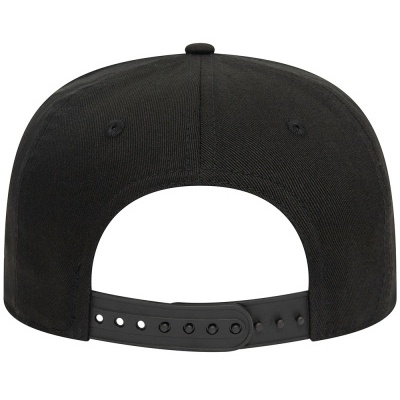 Boné preto de tecido com fecho ajustável