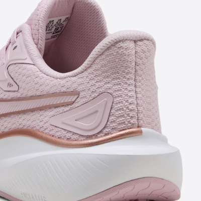 Sapatilha desportiva rosa claro com sola branca e detalhes metálicos