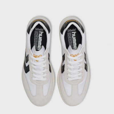 Par de ténis brancos Hummel com detalhes pretos e bege, visto de cima