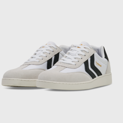 Ténis desportivos bege claro e branco com detalhes a preto e atacadores brancos