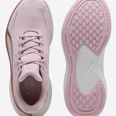 Ténis desportivos rosa da Puma vistos de cima e de sola