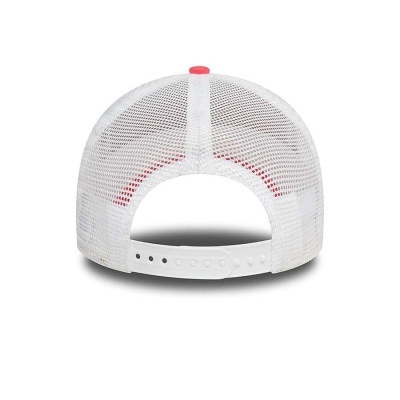 Boné branco de malha com ajuste plástico e detalhe vermelho