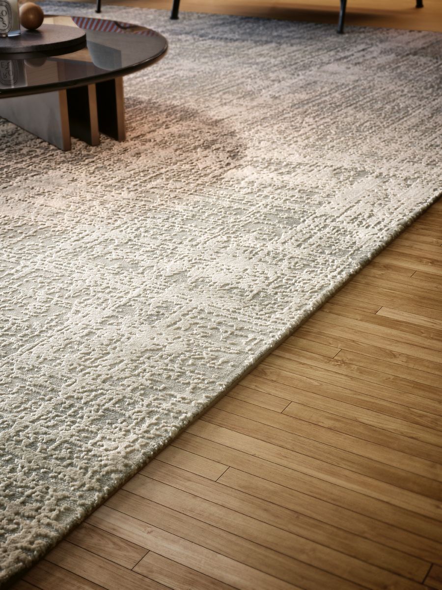 Tapete neutro com padrão texturizado sobre chão de madeira clara