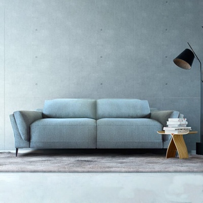 sofá cinzento claro estofado em tecido com mesa lateral e candeeiro de pé