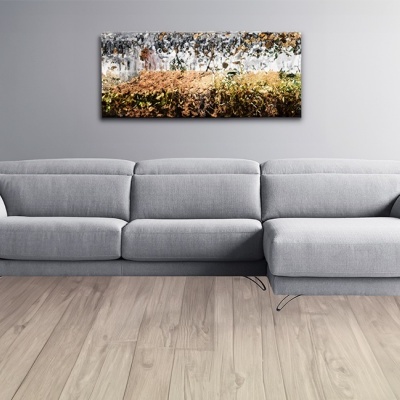 Sofá cinzento claro com chaise longue e pintura abstrata na parede cinza