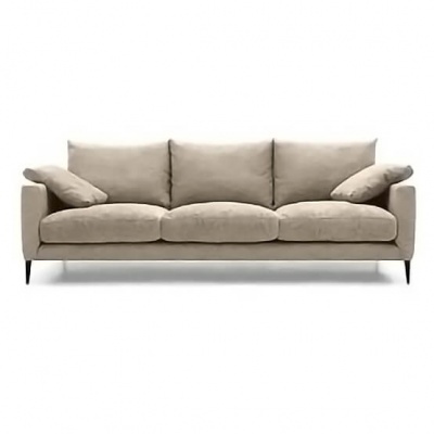 Sofá três lugares bege claro com almofadas e pernas pretas