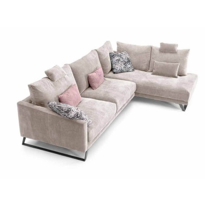 Sofá de canto bege com almofadas decorativas e pés metálicos pretos