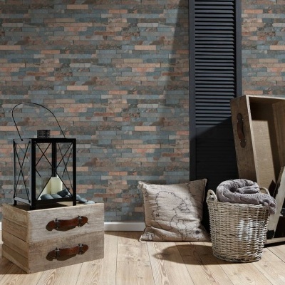 Decoração interior com parede de azulejos padrão tijolo e acessórios de madeira, metal, tecido e verga