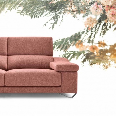 Sofá cor terracota com almofadas e pés metálicos prateados