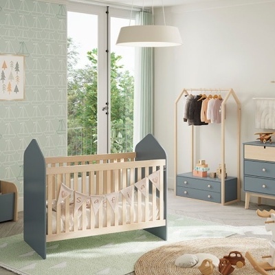 Berço Bebé Casinha Verde com Grade de Pinho