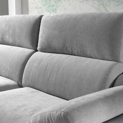 Sofá cinza claro em tecido macio com encostos altos e almofadas de apoio