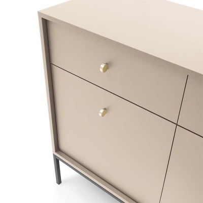 Móvel cinza claro com duas gavetas e puxadores dourados, estrutura preta