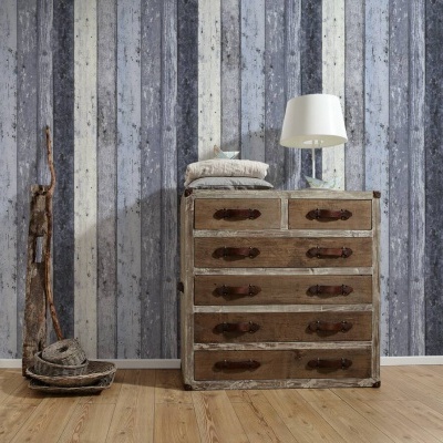 Cômoda de madeira envelhecida com seis gavetas e lâmpada branca em cima