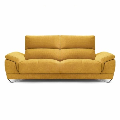 Sofá amarelo de três lugares em tecido com pés metálicos