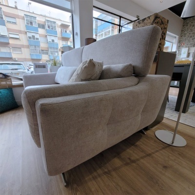 Sofá cinza claro em tecido com almofadas num ambiente interno moderno