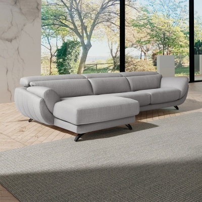 sofá cinzento claro moderno com chaise longue em sala com janela grande
