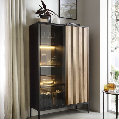 Aparador Alto em Carvalho com Ripas e Porta de Vidro Sento