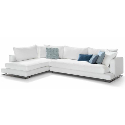 Sofá modular branco com almofadas azuis e cinzentas