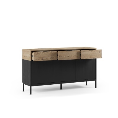 Aparador moderno de madeira clara e estrutura preta com três gavetas e três portas
