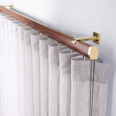 Varão de cortina madeira com cortinas cinzentas e brancas