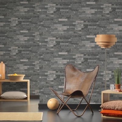 Cadeira em pele castanha com prateleira de madeira e parede de azulejos cinzentos