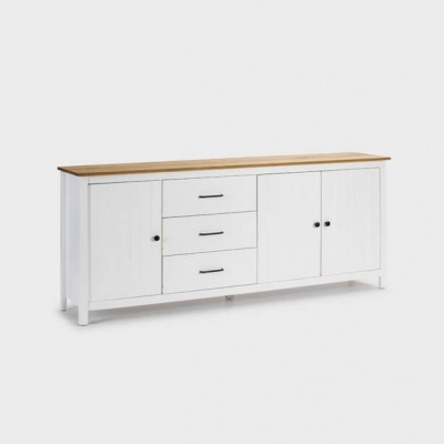 Aparador de madeira branco com tampo em madeira natural e gavetas e portas com puxadores pretos