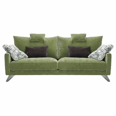 Sofá verde com almofadas decorativas e pernas metálicas.