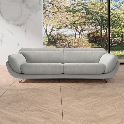 Sofá cinza claro moderno em sala com chão de madeira e parede de mármore com janela para natureza