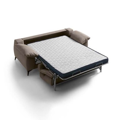 sofá-cama em tecido cinzento com colchão branco acolchoado aberto